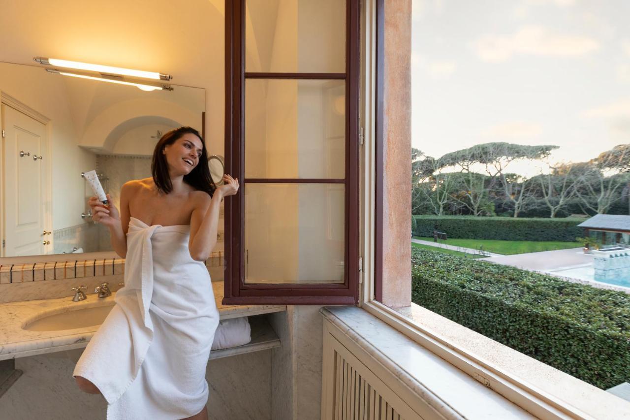 Qc Termeroma Spa And Resort Fiumicino Exterior foto A woman in a bathrobe